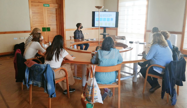 El equipo de este proyecto, sentado alrededor de una mesa durante una reunión